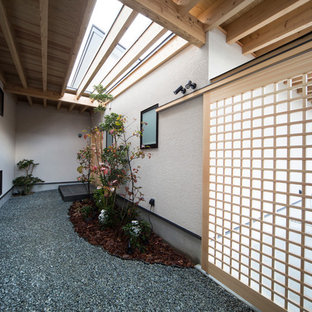 他の地域の小さい和風のおしゃれなテラス・中庭 (天然石敷き、張り出し屋根) の写真
