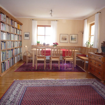 Eckbank und Bücherregal in Kirschbaum