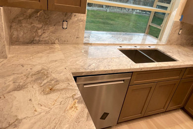 Example of a kitchen design in Los Angeles