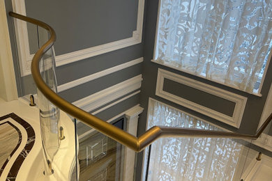 Свежая идея для дизайна: изогнутая лестница среднего размера в стиле модернизм с стеклянными перилами - отличное фото интерьера