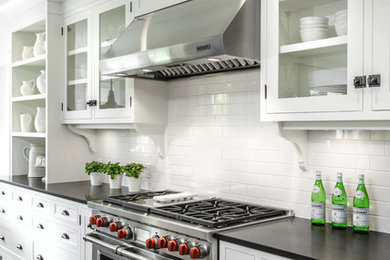 Example of a classic kitchen design in Vancouver
