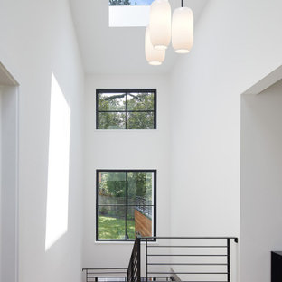 Mittelgroße Moderne Holztreppe in U-Form mit gebeizten Holz-Setzstufen und Stahlgeländer in Washington, D.C.