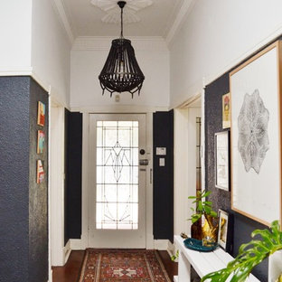 Idéer för en mellanstor eklektisk ingång och ytterdörr, med blå väggar, mörkt trägolv, en enkeldörr och en vit dörr