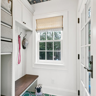 Idéer för mellanstora eklektiska kapprum, med vita väggar, en enkeldörr, glasdörr och flerfärgat golv