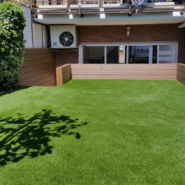 JARDÍN DE BALDOSAS  A CÉSPED ARTIFICIAL Y CON MADERA TECNOLÓGICA