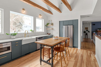 Kitchen - kitchen idea in Burlington