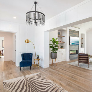 オレンジカウンティの大きいダッチドアカントリー風おしゃれな玄関ドア (白い壁、無垢フローリング、茶色いドア、茶色い床) の写真