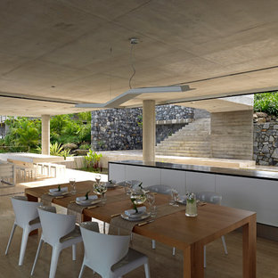 タウンズビルの巨大なインダストリアルスタイルのLDKの画像 (グレーの壁、コンクリートの床、暖炉なし、ベージュの床)