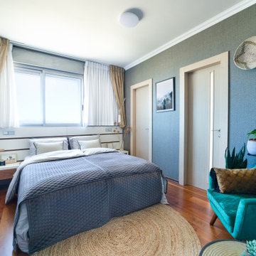 Schlafzimmer in Grau und Gold mit Seegrastapete