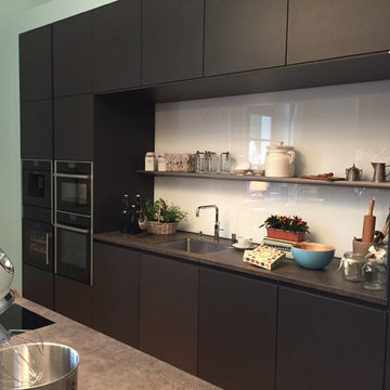 Moderne Wohnküche in Schwarz & klassischem Ambiente