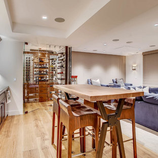 Ejemplo de sótano con ventanas rústico con paredes blancas, suelo de madera clara y suelo beige