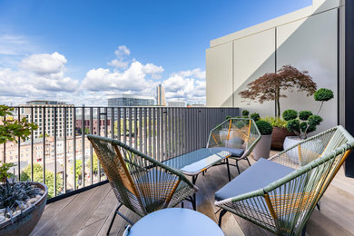 Imagen de balcones contemporáneo pequeño sin cubierta con apartamentos y barandilla de metal