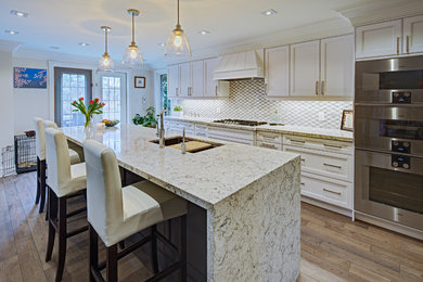Example of a classic kitchen design in Toronto