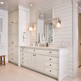 Geräumiges Shabby-Chic-Style Badezimmer En Suite mit Unterbauwaschbecken, verzierten Schränken, weißen Schränken, Marmor-Waschbecken/Waschtisch, freistehender Badewanne, Eckdusche, Wandtoilette mit Spülkasten, weißer Wandfarbe und hellem Holzboden in Nashville