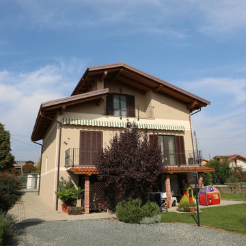 Sopraelevazione con ristrutturazione casa unifamiliare