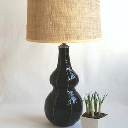 VIT ceramics Tall Gourd table lamp, black, raffia shade - Table Lamps