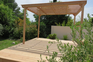 Inspiration for a mid-sized mediterranean deck in Montpellier with a pergola.