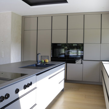 Küchenhochschrank mit Miele-Geräten, Küchenblock mit Spüle und Kochfeld