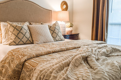Diseño de dormitorio principal clásico renovado pequeño con paredes blancas, moqueta y suelo beige