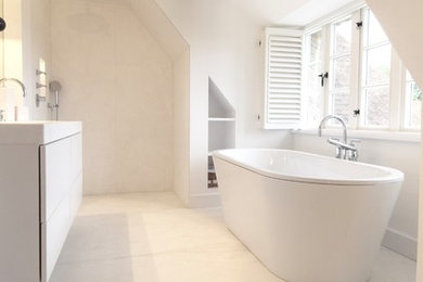 Mittelgroßes Maritimes Badezimmer En Suite mit freistehender Badewanne, Marmorfliesen, Marmorboden, Unterbauwaschbecken, Marmor-Waschbecken/Waschtisch, weißem Boden, flächenbündigen Schrankfronten, weißen Schränken, offener Dusche, weißen Fliesen, weißer Wandfarbe und offener Dusche in Sonstige