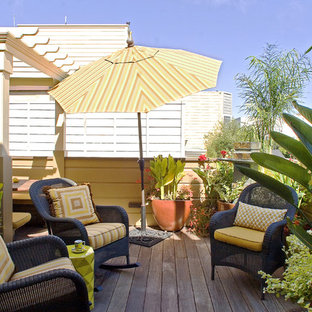 サンフランシスコのヴィクトリアン調のおしゃれな屋上のデッキ (パーゴラ) の写真