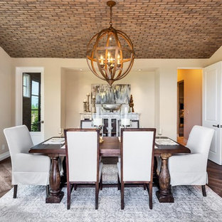 Mediterranes Esszimmer / Esszimmer mit weißer Wandfarbe und Eckkamin