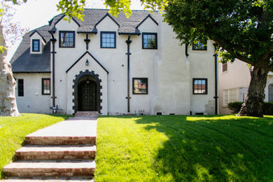 Example of a transitional exterior home design in Los Angeles