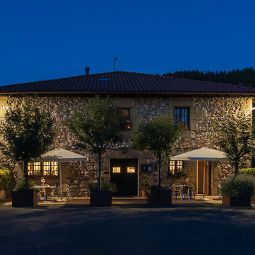 Fotografía exterior diurna y nocturna en Casa Rural Jesuskoa