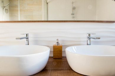 Example of a minimalist bathroom design in Other