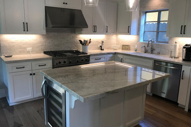 Kitchen - modern kitchen idea in Los Angeles