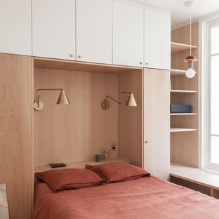 Aménagement d'une petite chambre d'amis scandinave avec un sol en bois clair et un sol beige.