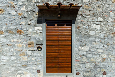 フィレンツェにあるカントリー風のおしゃれな玄関の写真