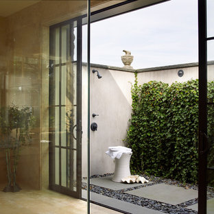 サンフランシスコの大きい片開きドアカントリー風おしゃれな玄関ロビー (ベージュの壁、合板フローリング、ガラスドア、ベージュの床) の写真