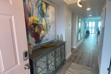 Example of a minimalist home design design in Tampa