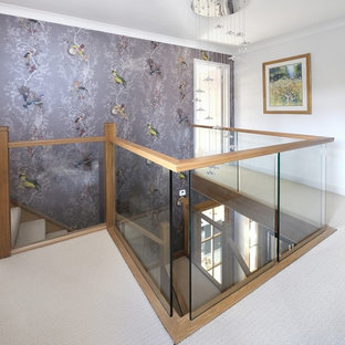 Klassisk inredning av en stor hall, med flerfärgade väggar, klinkergolv i keramik och vitt golv