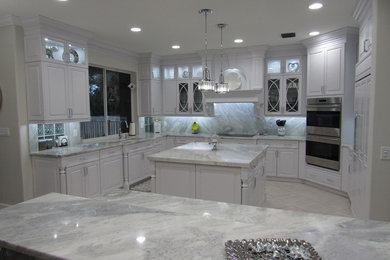 Example of a classic kitchen design in Miami