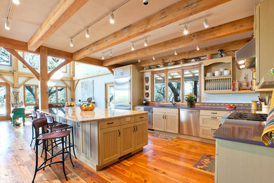 Kitchen - traditional kitchen idea in Austin