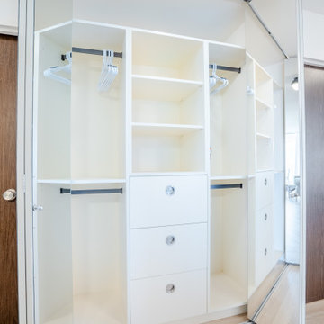 Custom Closet Organizer with Mirrored Sliding Doors – Woodcroft Capilano Condo R