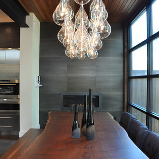 Große Moderne Wohnküche mit metallicfarbenen Wänden, Gaskamin und Kaminsims aus Metall in Dallas