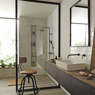 Esempio di una stanza da bagno minimalista con ante lisce, ante in legno bruno, pareti multicolore, pavimento in legno verniciato, lavabo a bacinella e pavimento grigio