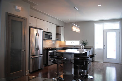 Trendy kitchen photo in Ottawa
