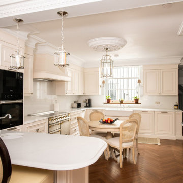 Traditional Lay-On Panelled with Large Mouldings Shaker Kitchen
