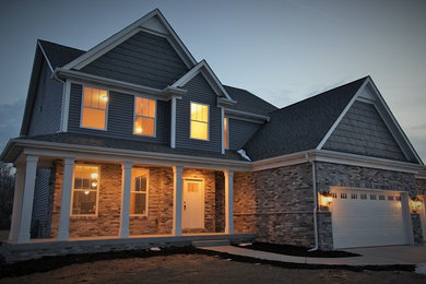 Mid-sized traditional gray two-story vinyl exterior home idea in Chicago
