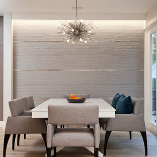 オーランドの広いコンテンポラリースタイルのLDKの画像 (グレーの壁、淡色無垢フローリング、暖炉なし、ベージュの床)