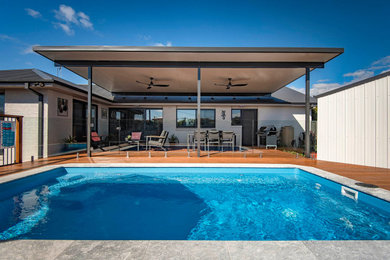 Große Moderne Pergola Terrasse hinter dem Haus mit Glasgeländer in Canberra - Queanbeyan