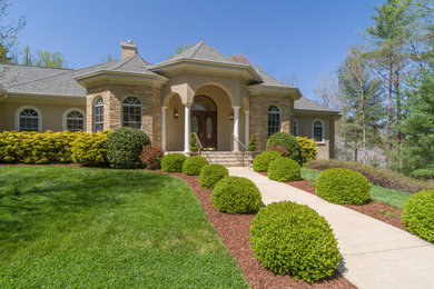 Traditional exterior home idea in Tampa