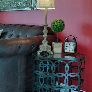 Großes, Offenes Mediterranes Wohnzimmer mit roter Wandfarbe und braunem Holzboden in Nashville