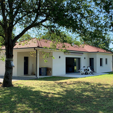 Maison de Plain pied en T sur beau terrain arboré