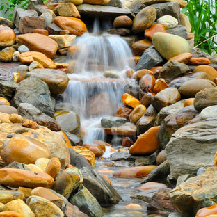 ボルチモアの長方形ラスティックスタイルのおしゃれなプール (噴水、天然石敷き) の写真