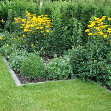 Kubisches Architektenhaus mit geometrischem Garten - Staudenrabatte